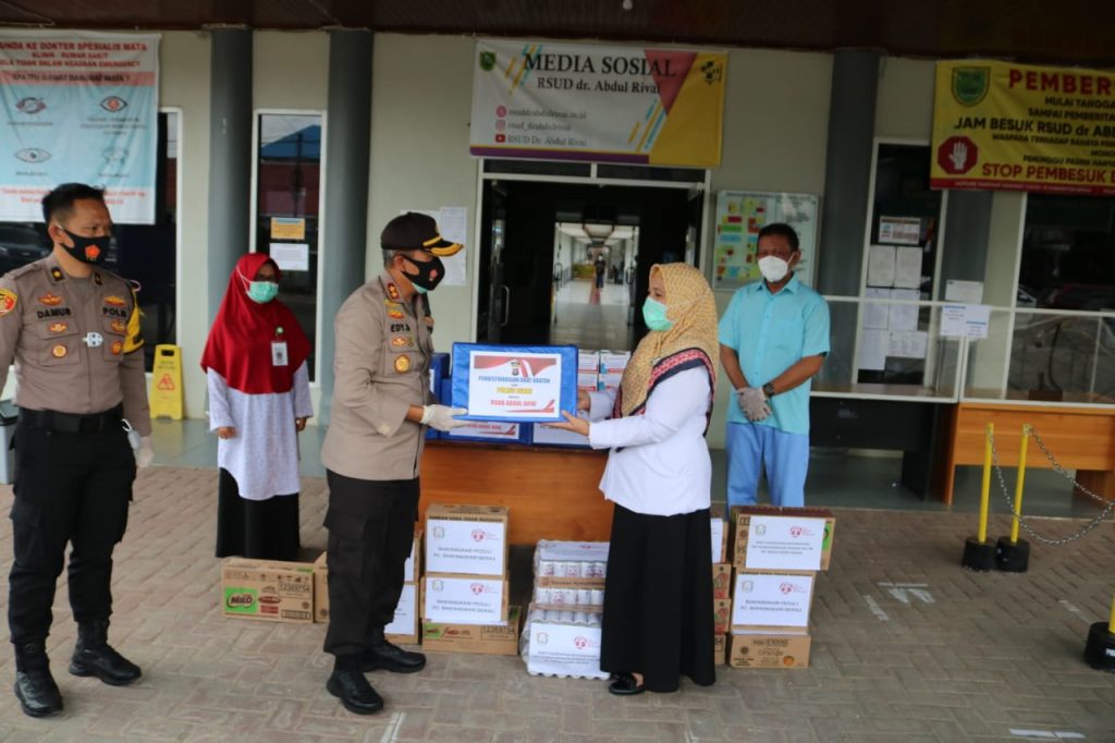 Wujud Kepedulian Ditengah Pandemi Covid-19, Kapolda Kaltim Serahkan Bantuan ke RSUD Abdul Rivai Melalui Polres Berau 3 5