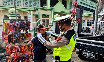 Antisipasi Penyebaran Covid-19, Polres Bontang Bagikan Masker kepada Masyarakat 4 3