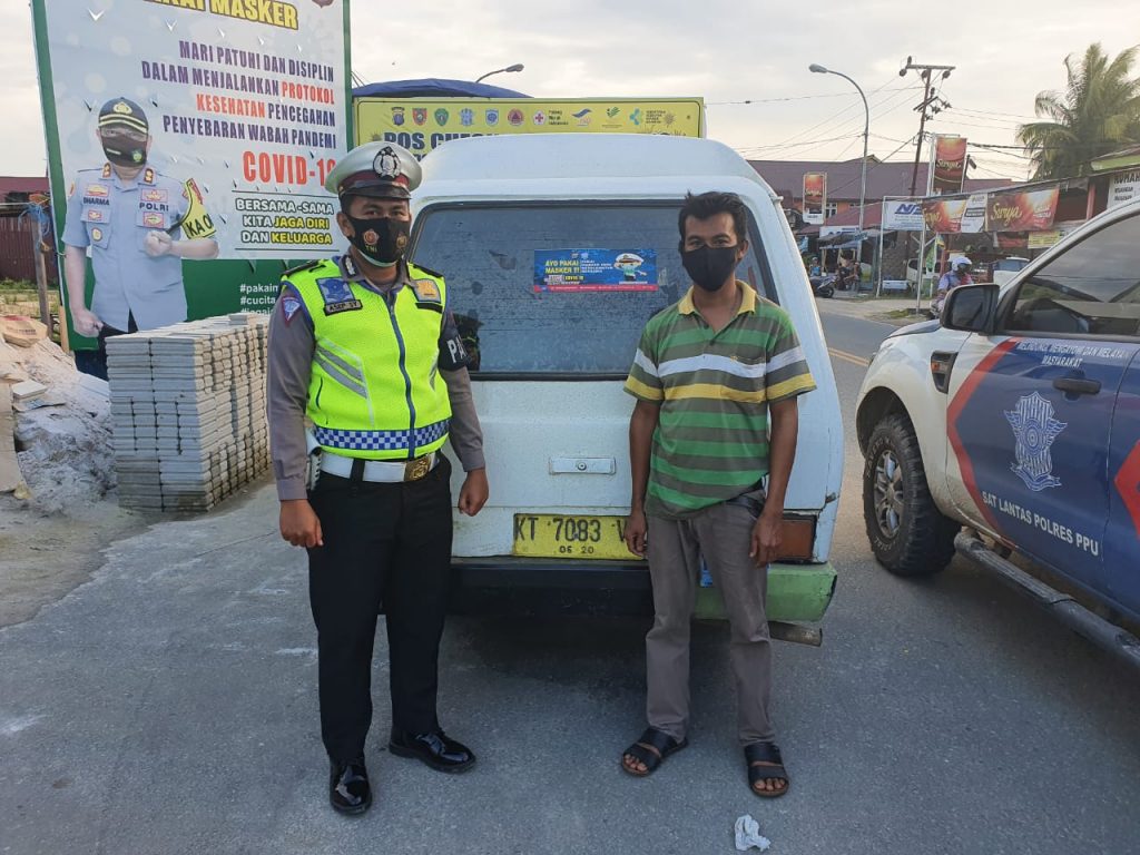 Sosialisasikan Protokol Covid-19, Sat Lantas Polres PPU Pasang Stiker Ayo Pakai Masker di Mobil Angkot 5 12