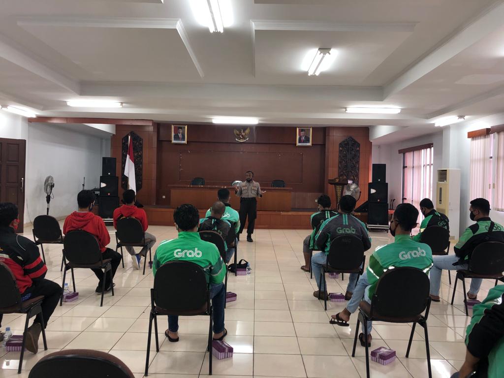 Sat Binmas Polres Kukar Laksanakan Kegiatan Quick Wins Polri, Ajak Tertib di Ruang Publik dan Patuhi Protokol Kesehatan 5 5