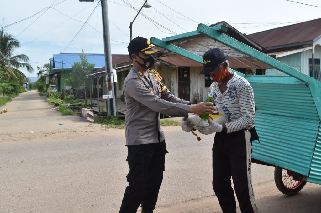 Wujud Kepedulian Ditengah Pandemi Covid-19, Polres Kutim Bagikan Paket Sembako kepada Warga Kurang Mampu dan Pedagang Kaki Lima 5 8