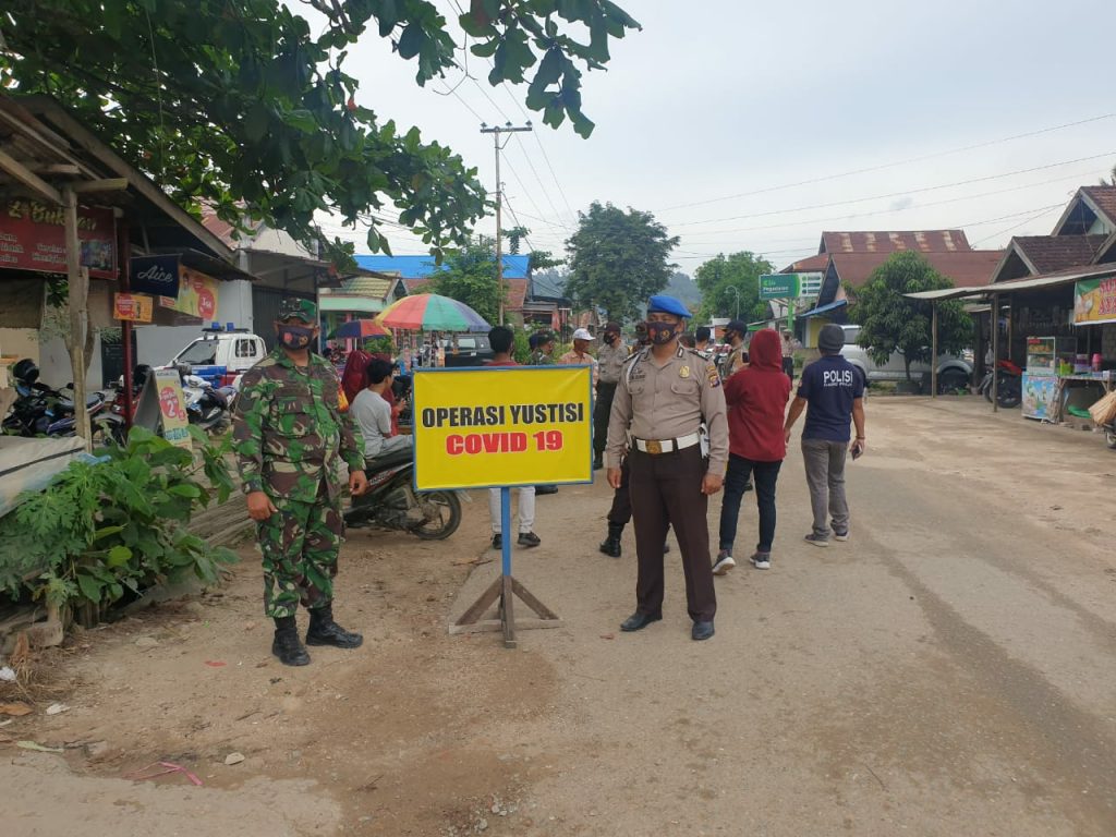 Antisipasi Penyebaran Covid-19, Personel Polsek Palaran Bersama TNI dan Satpol PP Gelar Operasi Yustisi di Kelurahan Bukuan 5 9