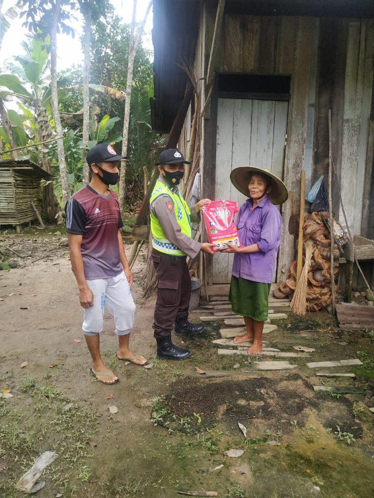 Bentuk Kepedulian Terhadap Sesama, Polres Kukar Bagikan Paket Sembako Kepada Warga Terdampak Covid-19 6 3