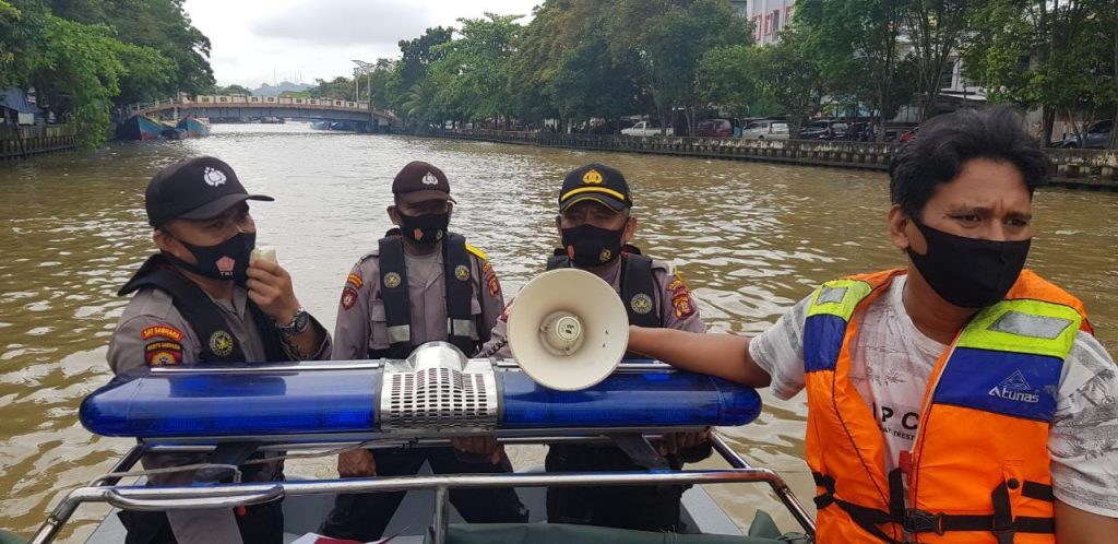Gelar Patroli di Sepanjang Sungai Karang Mumus, Polsek Kawasan Pelabuhan Samarinda Beri Himbauan Protokol Kesehatan 7 4