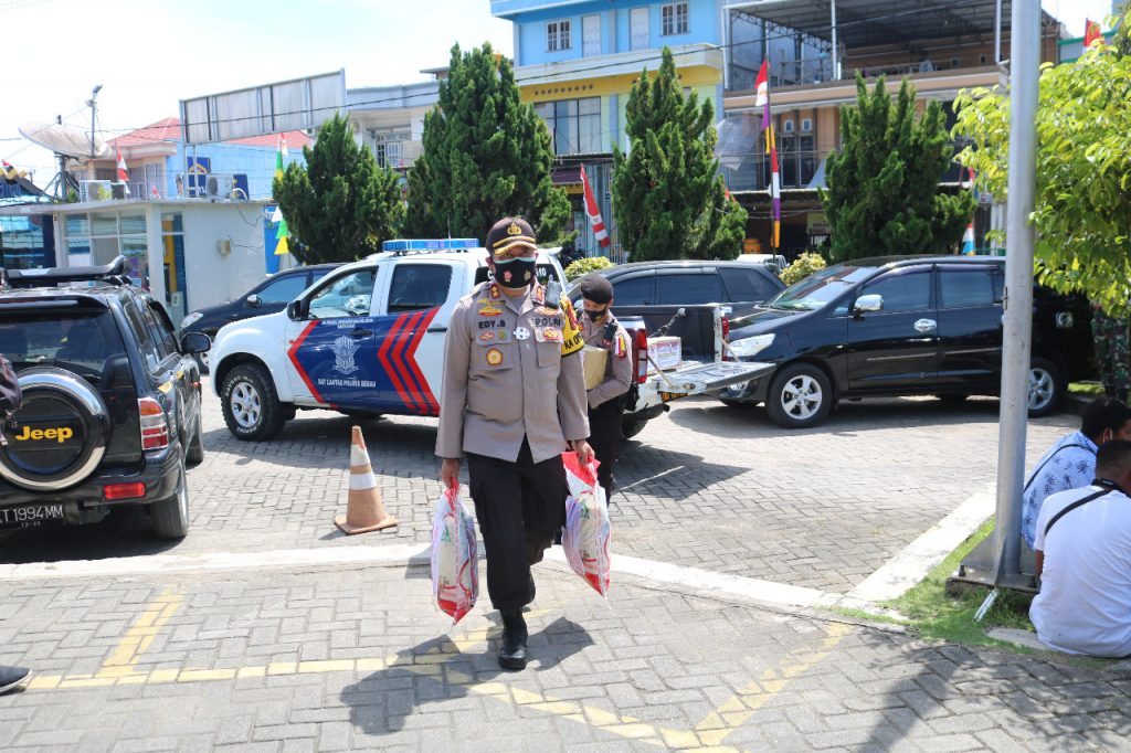 Pandemi Covid-19 Belum Berakhir, Polres Berau Kembali Bagikan Ribuan Masker Serta Ratusan Paket Sembako dan Obat-Obatan 7 7
