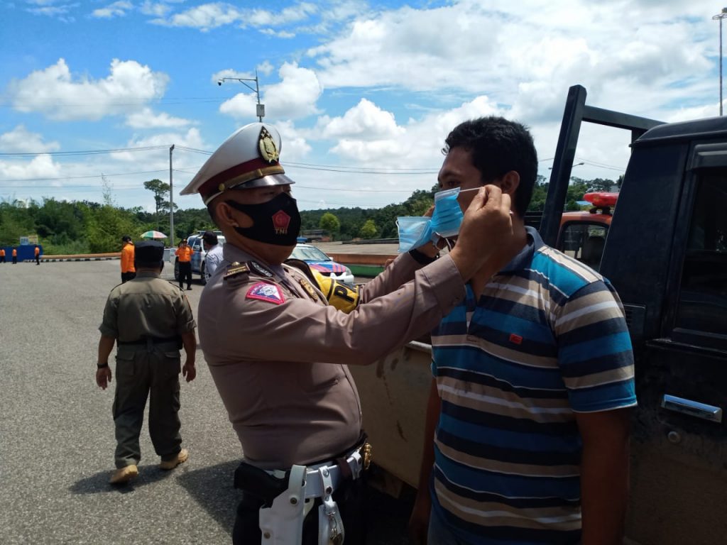 Antisipasi Penyebaran Covid 19, Sat Lantas Polres Paser Sosialisasikan Protokol Kesehatan di Tempat Keramaian 9 11