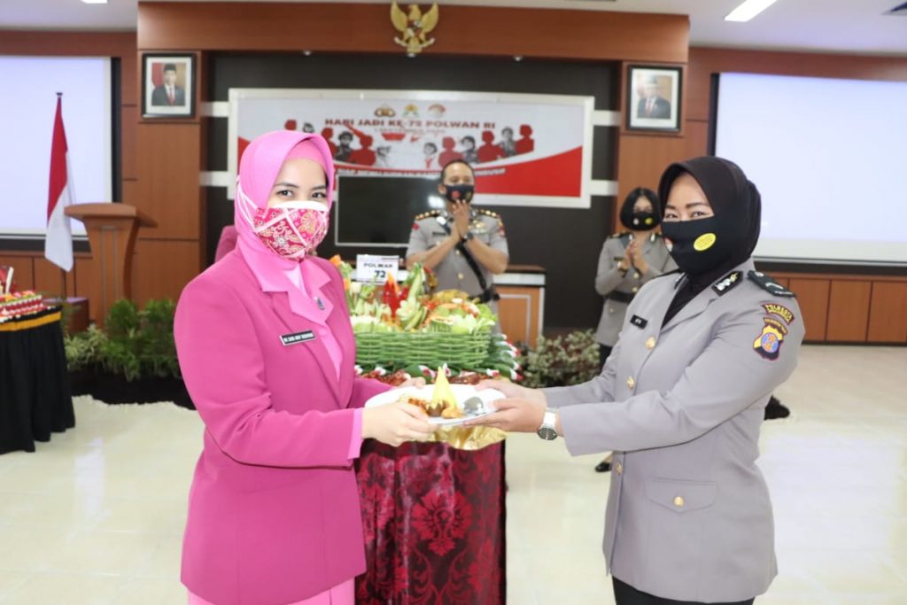 Peringati HUT Polwan ke-72, Polresta Samarinda Gelar Potong Tumpeng WhatsApp Image 2020 09 01 at 15.32.33