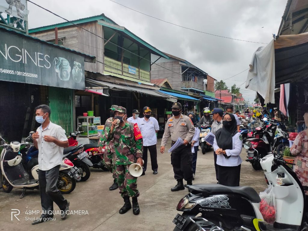 Patroli Gabungan, Polres Kukar Tinjau Harga Bahan Pokok dan Sosialisasikan Protokol Kesehatan WhatsApp Image 2020 09 02 at 8.58.54 AM