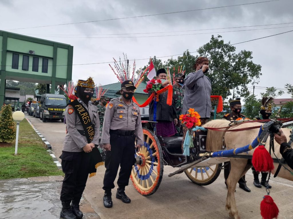 Hadiri Apel Gabungan, Polres Kukar Ikut Sosialisasikan Pendisiplinan Protokol Kesehatan Covid-19 WhatsApp Image 2020 09 04 at 10.07.38 AM