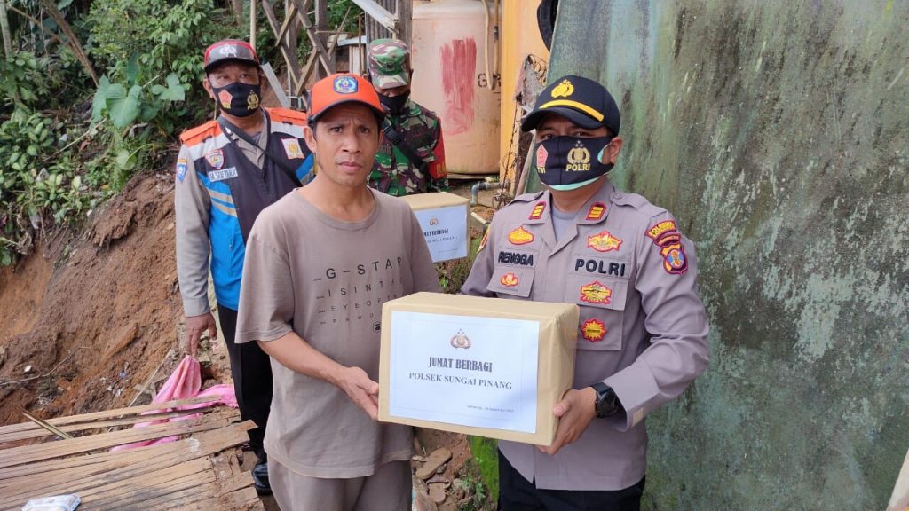 Wujud Kepedulian Polri, Kapolsek Sungai Pinang Salurkan Bantuan Kepada Warga Terdampak Bencana Longsor WhatsApp Image 2020 09 05 at 2.10.49 PM
