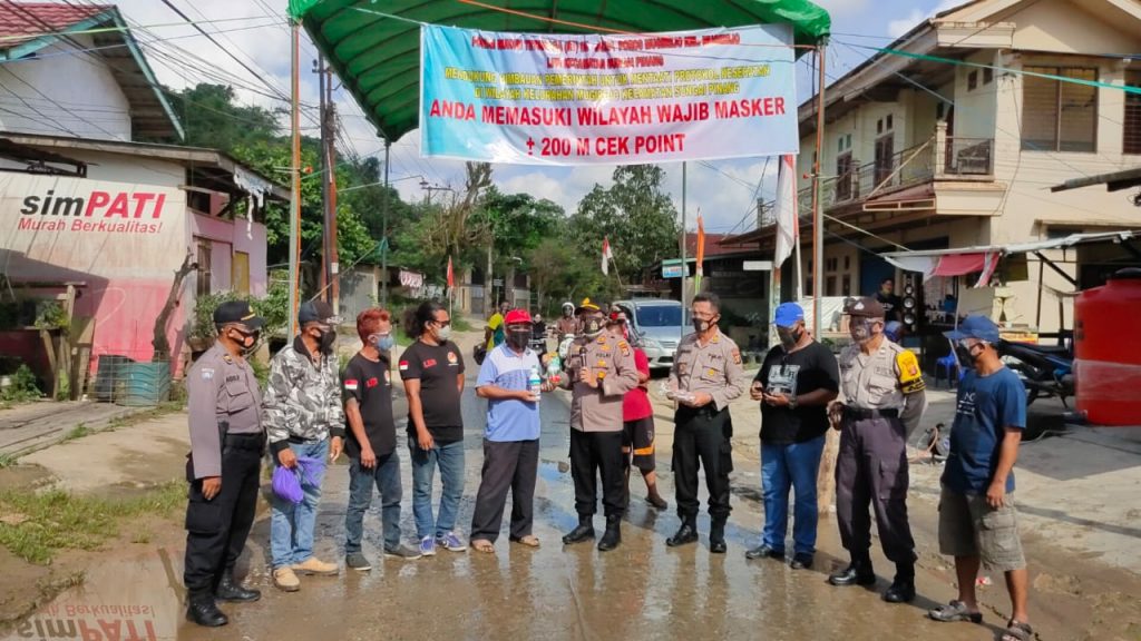 Apresiasi Relawan Kampung Tangguh, Kapolsek Sungai Pinang Berikan Bantuan Masker dan Cairan Disinfektan WhatsApp Image 2020 09 05 at 2.12.23 PM
