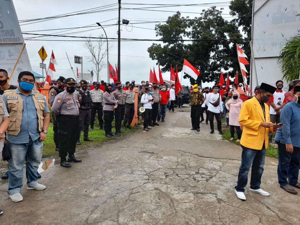 Polres Kukar Amankan Tahapan Pendaftaran Bakal Calon Bupati Dan Wakil Bupati di Kantor KPU WhatsApp Image 2020 09 05 at 4.58.48 PM