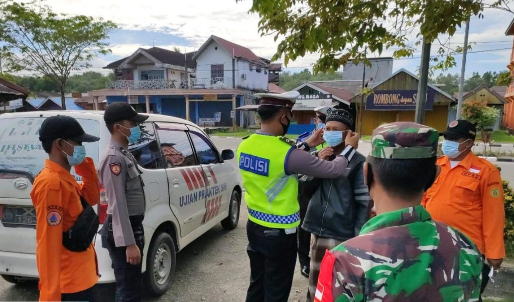 Patroli Gabungan TNI-Polri Bersama Pemerintah Kab. Penajam Terapkan Disiplin Protokol Kesehatan WhatsApp Image 2020 09 09 at 09.30.58