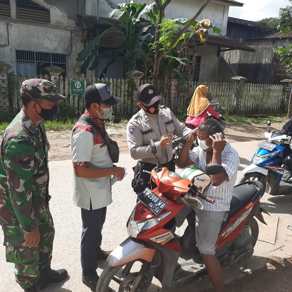 Cegah Covid-19, Bhabinkamtibmas Budaya Pampang Terapkan Pendisiplinan Protokol Kesehatan di Wilayah Binaannya WhatsApp Image 2020 09 12 at 3.23.28 PM