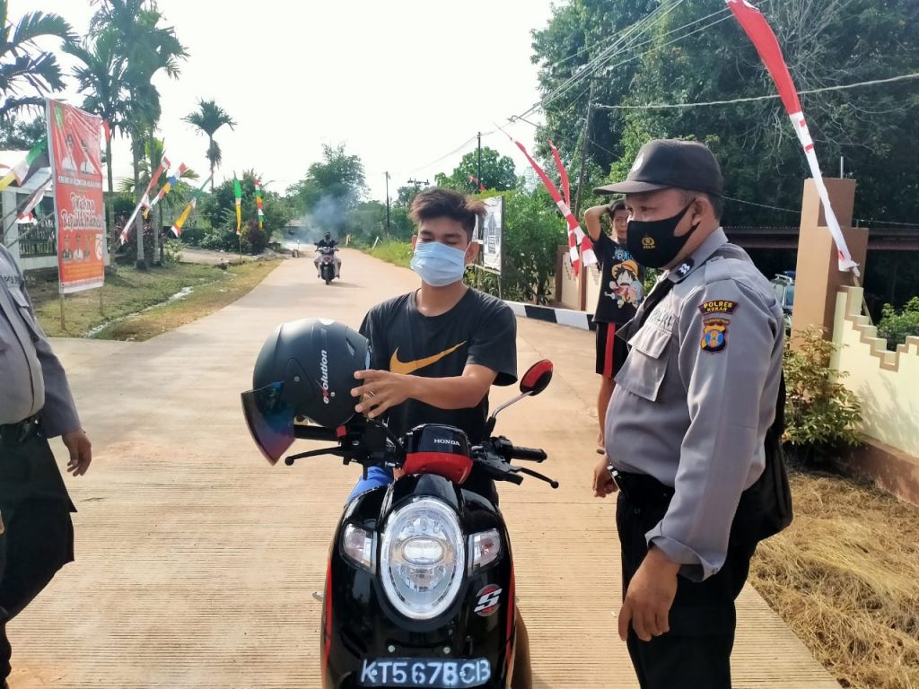 Pendisiplinan Protokol Kesehatan, Polsek Anggana Himbau Penggunaan Masker Kepada Warga WhatsApp Image 2020 09 13 at 10.30.33 AM