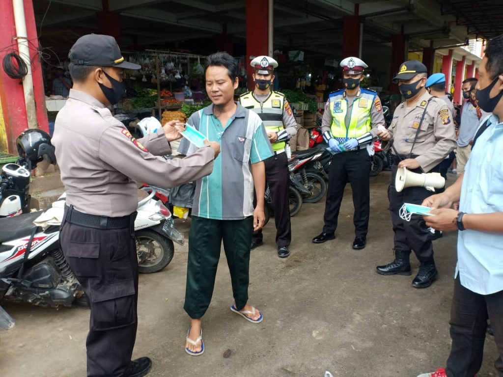 Cegah Penularan Virus Corona, Polisi di Bontang Bagi-Bagi Masker WhatsApp Image 2020 09 13 at 11.55.39