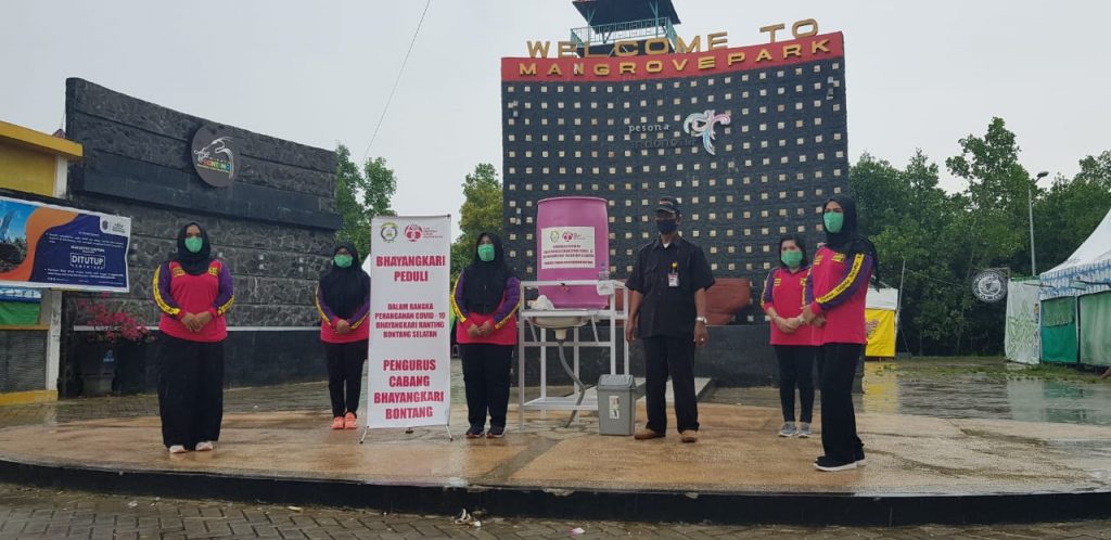 Bentuk Kepedulian, Bhayangkari Polres Bontang Beri Bantuan Perlengkapan Alat Cuci Tangan di Lokasi Wisata WhatsApp Image 2020 09 14 at 10.49.52 AM