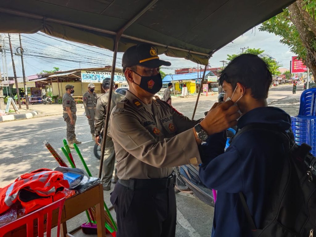 Polres Kukar Bersama TNI dan Satpol.PP Gelar Operasi Yustisi Covid-19 WhatsApp Image 2020 09 17 at 10.27.58