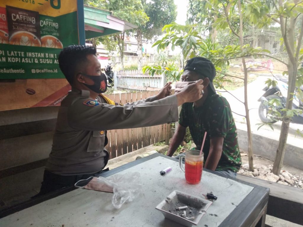 Bakti Sosial Ditengah Pandemi Covid-19, Bhabinkamtibmas Sungai Pinang Bagikan Masker Kepada Warga WhatsApp Image 2020 09 20 at 11.16.36 AM