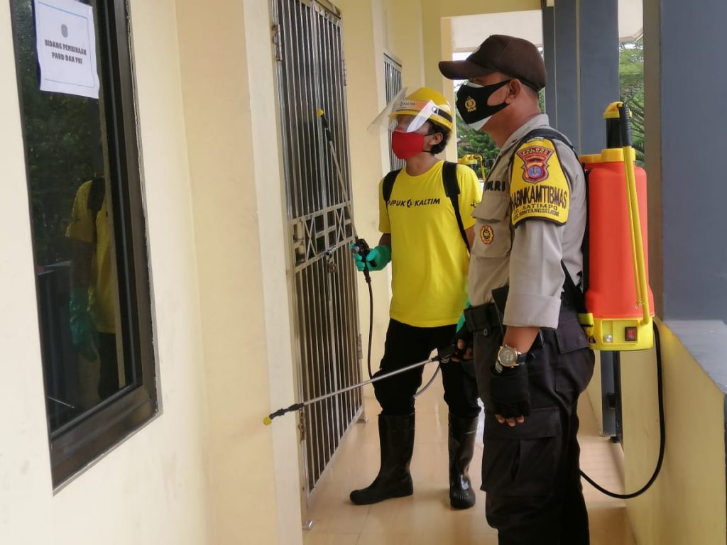 Polsek Muara Badak Lakukan Penyemprotan Disinfektan di Ruang Pelayanan WhatsApp Image 2020 09 21 at 13.36.19