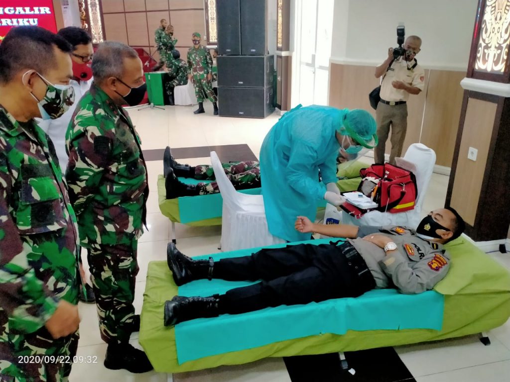 Sambut HUT TNI Ke-75, Polda Kaltim Ikuti Donor Darah di Makodam VI Mulawarman WhatsApp Image 2020 09 22 at 11.31.53 AM
