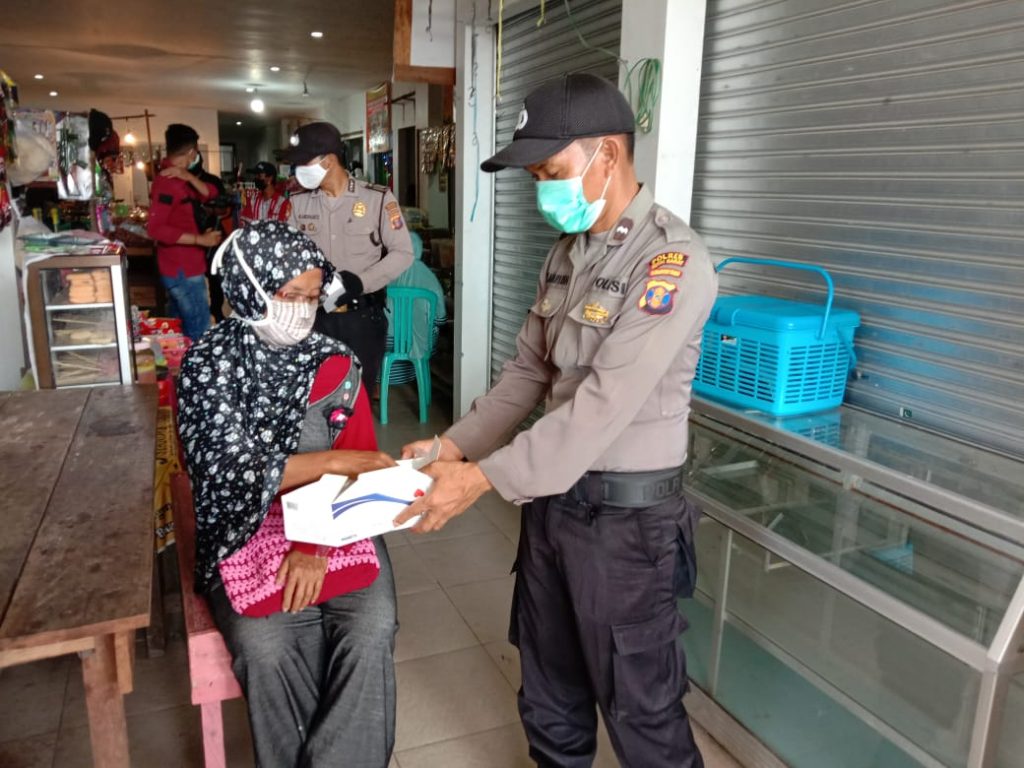 Bersama Pemda dan Instansi Terkait, Polres Kubar Bagikan 4000 Masker Gratis Kepada Warga WhatsApp Image 2020 09 25 at 8.17.48 AM