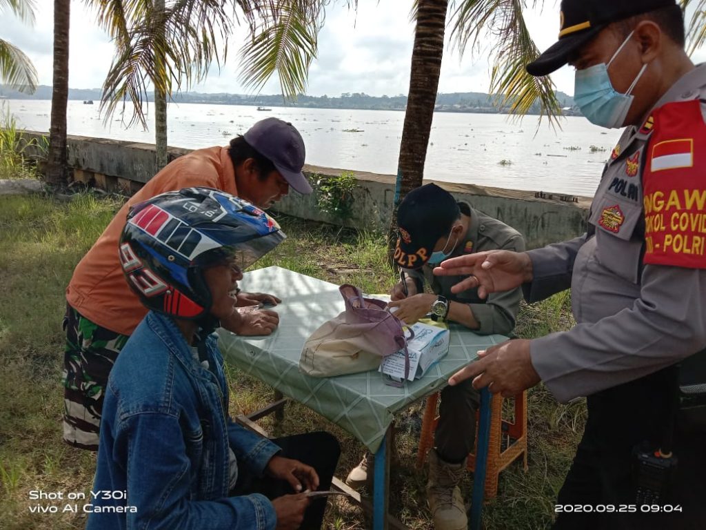 Upaya Pendisiplinan Protokol Kesehatan, Polres Kukar Tegur Warga Yang Tak Pakai Masker WhatsApp Image 2020 09 26 at 6.58.54 AM