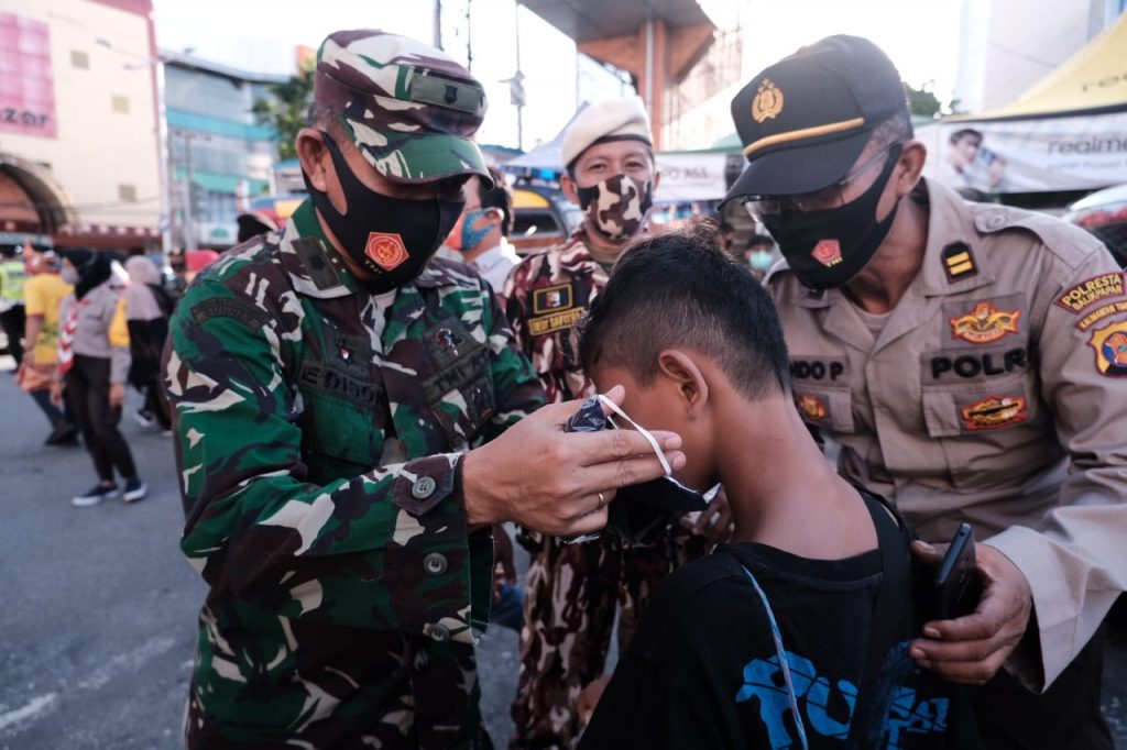 Peduli Kesehatan, TNI-Polri Bersama FKPB dan OKP di Balikpapan Bagikan Ribuan Masker WhatsApp Image 2020 09 28 at 13.55.36