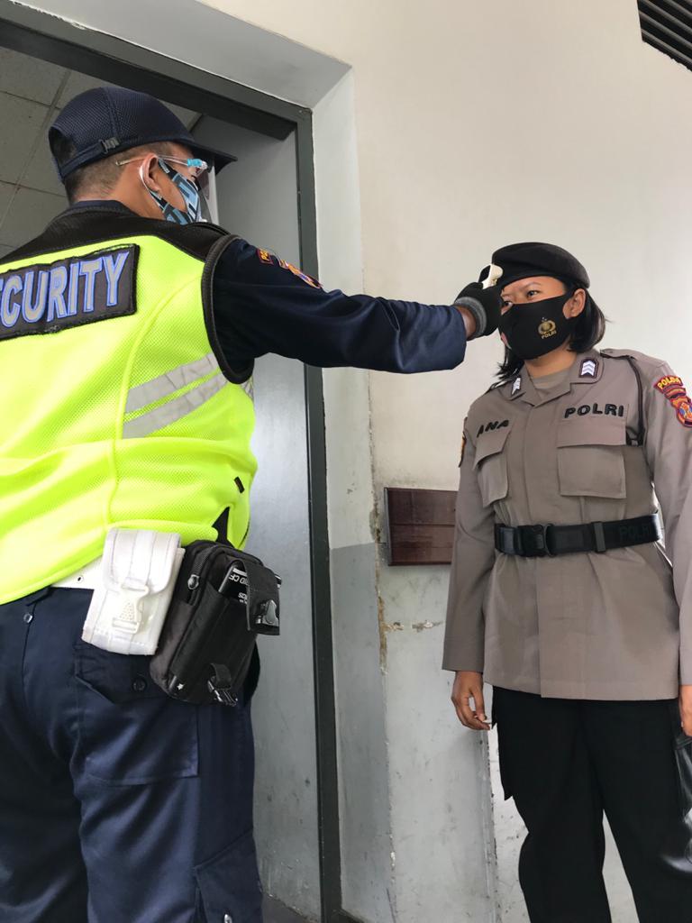 Dit Pamobvit Polda Kaltim Berikan Pengamanan dan Terapkan Protokol Kesehatan di Kawasan PT. PHM WhatsApp Image 2020 09 30 at 1.22.03 PM
