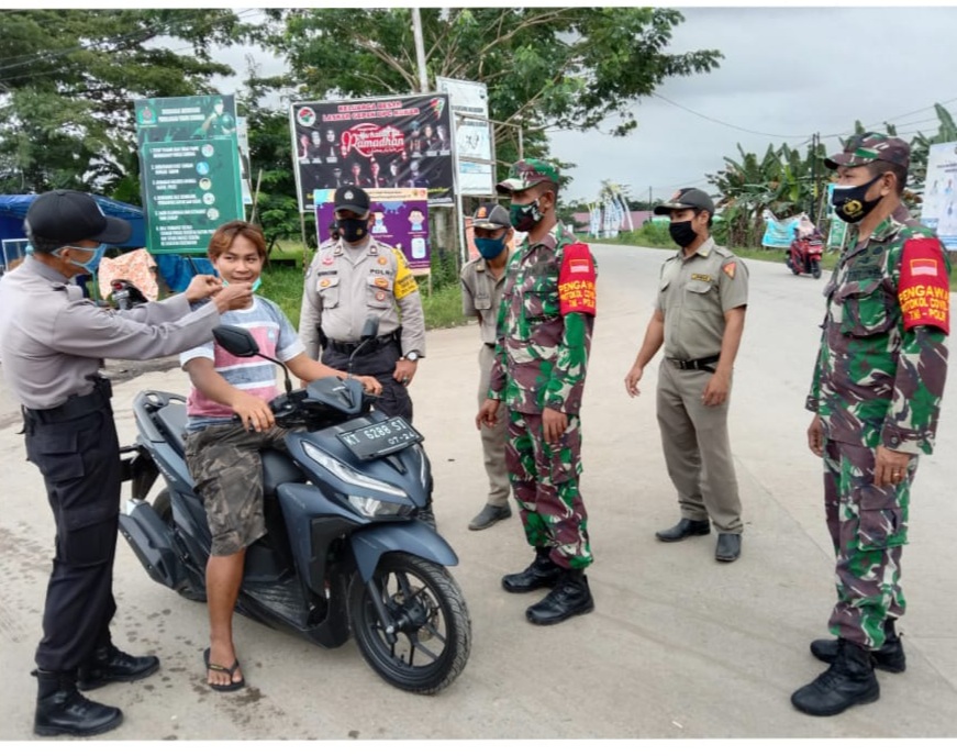 Cegah Penyebaran Covid-19, Polres Kukar Bersama TNI Sosialisasikan Protokol Kesehatan 1 6