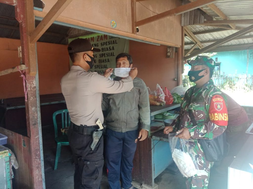 Disiplin Protokol Kesehatan, Polres Kukar Bersama TNI Bagikan Masker kepada Warga 1 8