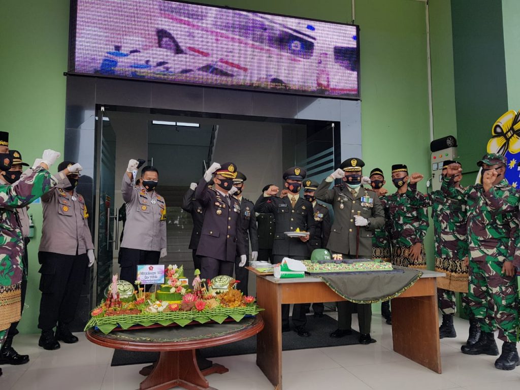 Sinergitas TNI-Polri, Kapolres Kukar Berikan Kejutan Dandim 0906/Tgr Pada HUT TNI Ke-75 10 2