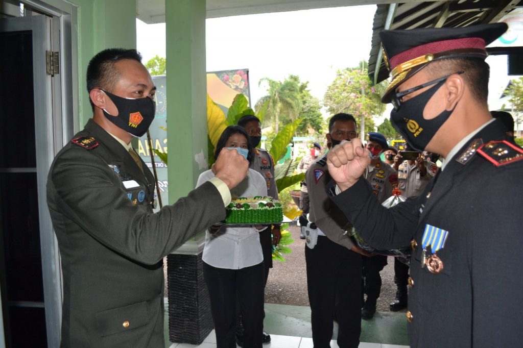 Peringati HUT TNI Ke-75, Polres Paser Berikan Ucapan Selamat Kepada Kodim 0904/TNG 12 2