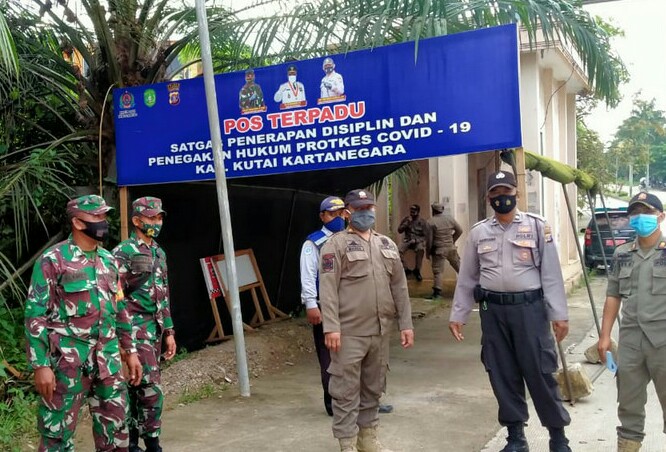 Polres Kukar Bersama TNI dan Instansi Terkait Gelar Operasi Yustisi Guna Antisipasi Penyebaran Covid-19 13 4