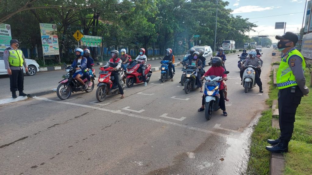 Terapkan Protokol Kesehatan di Jalan Raya, Polres Kutim Laksanakan Pengawasan Marka Sosial Distancing 14 2