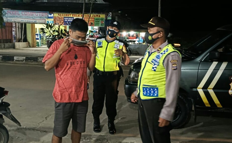 Guna Mencegah Penyebaran Covid-19, Polres Kukar Rutin Sosialisasikan Protkol Kesehatan 2 3