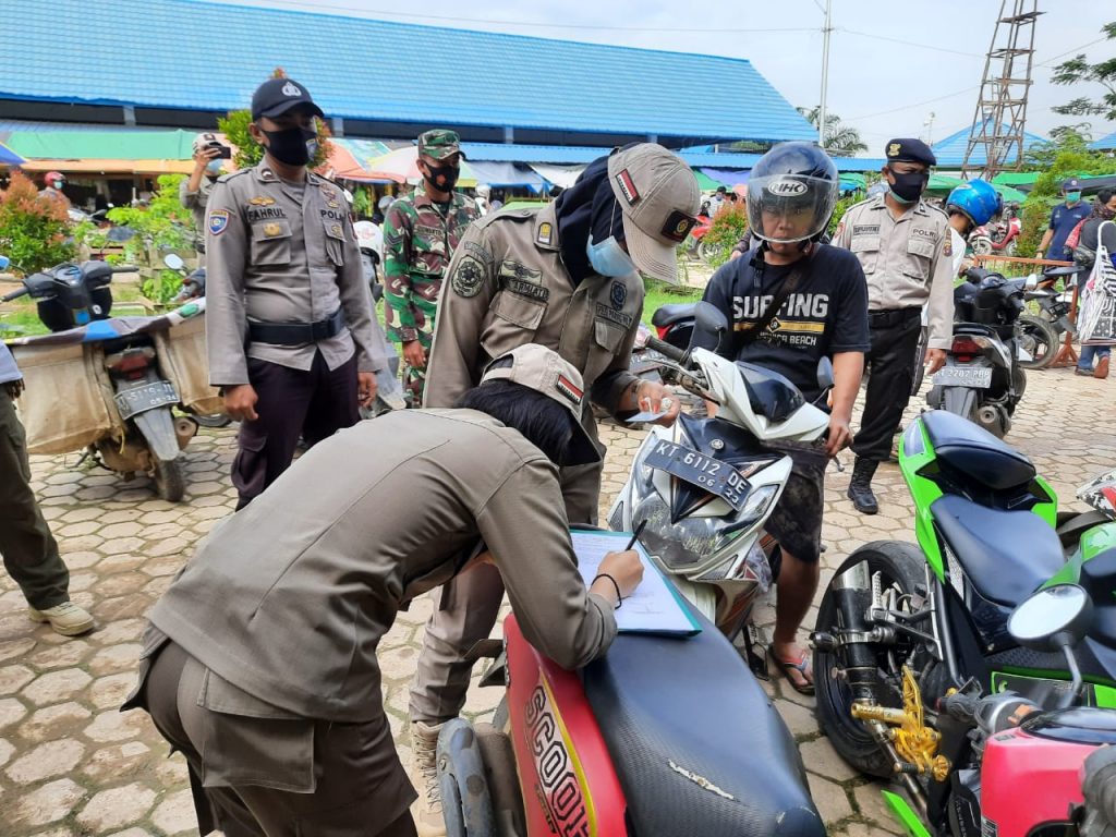 Tertibkan Masyarakat dalam Penerapan Prokes, Polres Kutim Bersama Gabungan TNI dan Satpol – PP Terus Gelar Ops Yustisi 2 8