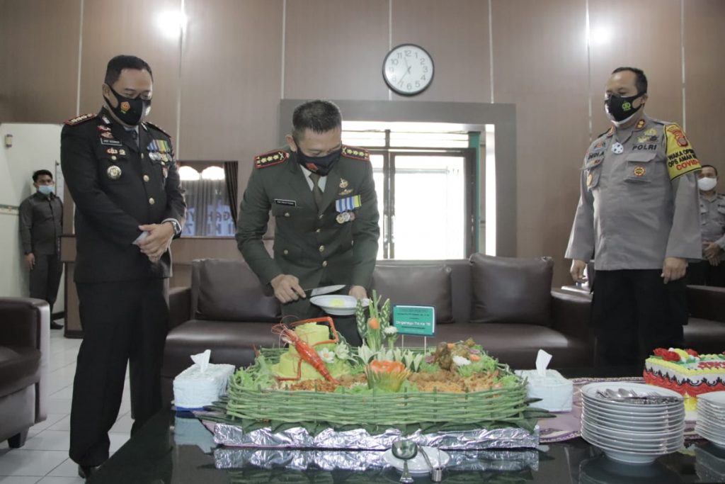 Hut TNI ke-75, Polresta Samarinda Berikan Kejutan ke Kodim 0901/SMD 3 3
