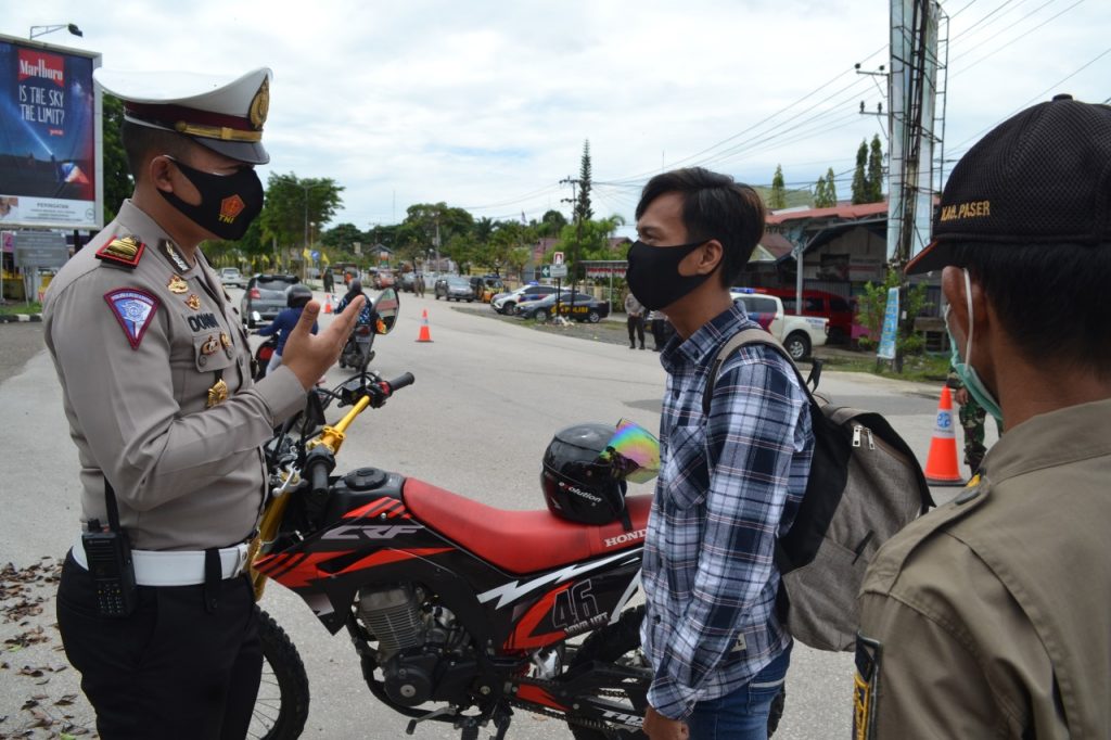 Guna Cegah Penyebaran Covid-19, Polres Paser Terus Gelar Pendisiplinan Protokol Kesehatan 4 11