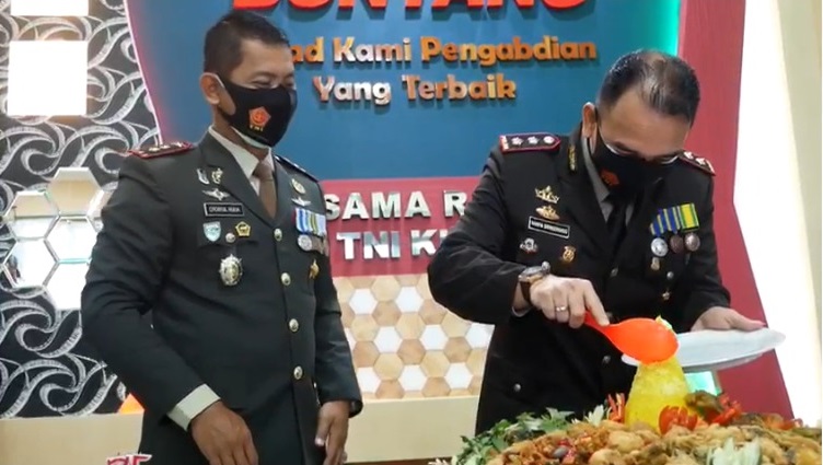 Polres Bontang dan Polsek Jajaran Beri Kejutan kepada Kodim 0908/BTG dalam HUT TNI Ke-75 4 3