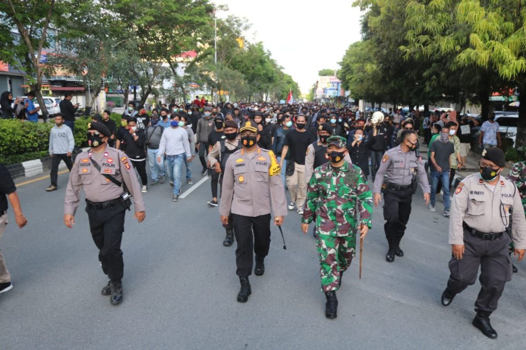 Pastikan Situasi Tetap Kondusif, Kapolresta Balikpapan Bersama Dandim 0905/BPN Pimpin Langsung Giat Pengamanan Unjuk Rasa 4 6