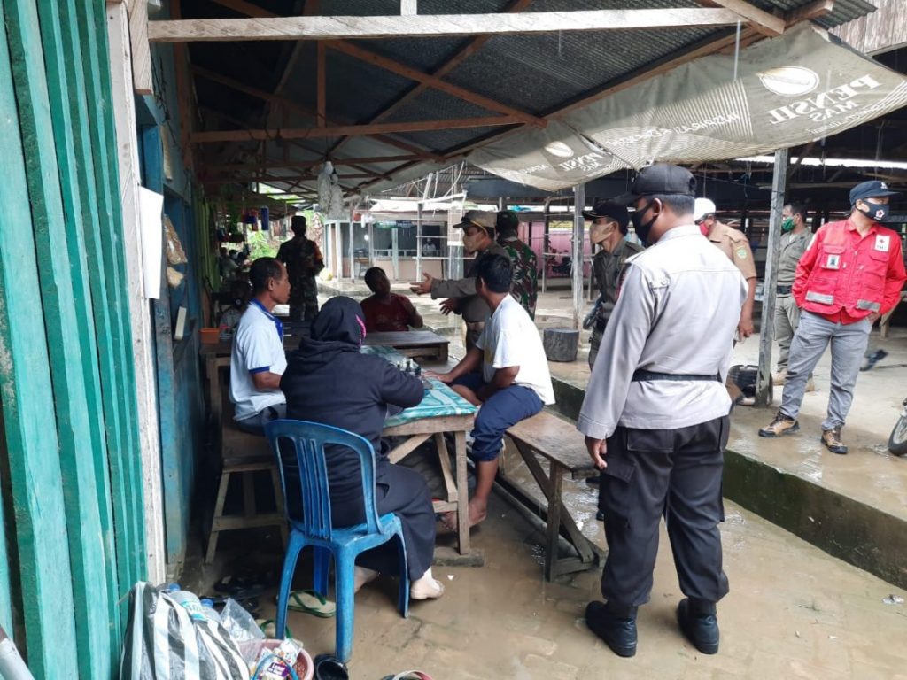 Gelar Operasi Yustisi, Polres PPU Bersama Pemerintahan Kecamatan Sepaku Giatkan Himbaun Pemakaian Masker 6 2