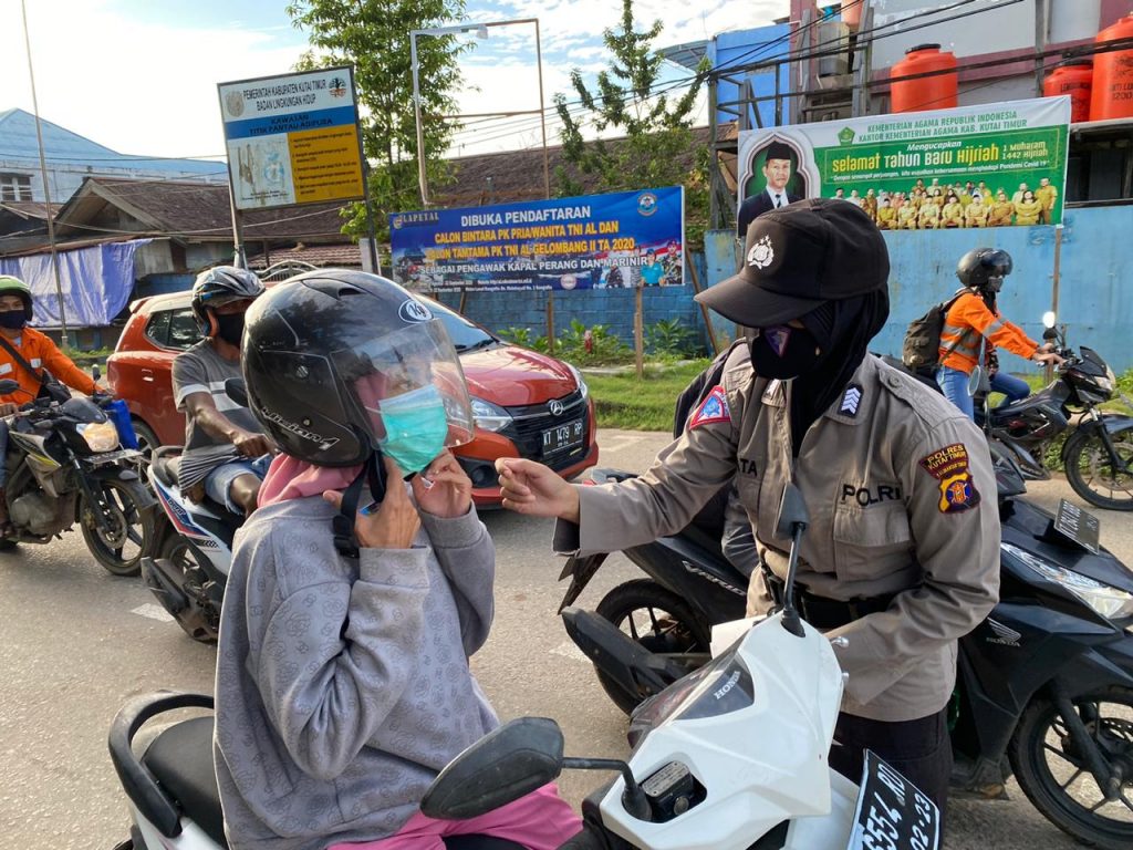 Tak Pernah Lelah, Polres Kutim Terus Himbau Pentingnya Menggunakan Masker kepada Masyarakat 6 6