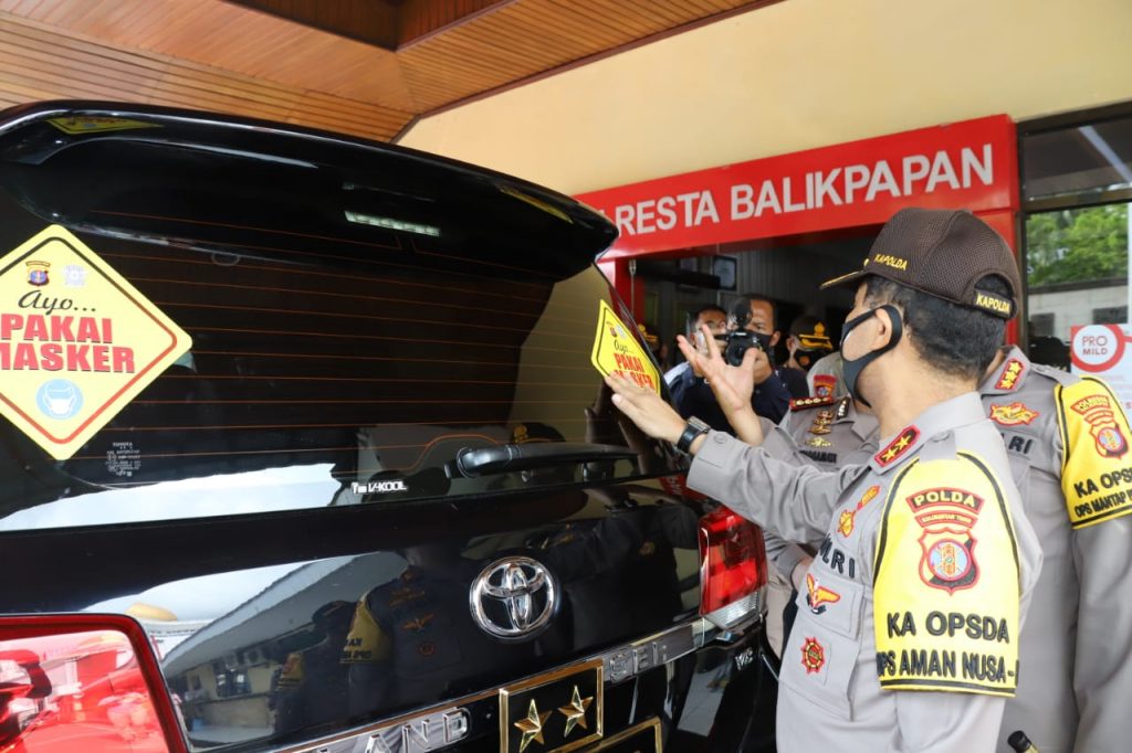 Sosialisasikan Protokol Kesehatan, Kapolda Kaltim Pasang Stiker Ayo Pakai Masker di Kendaraan Dinas 7