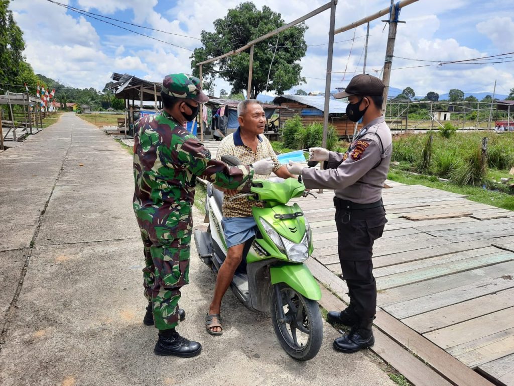 Cegah Penyebaran Covid-19, Polres Kukar Bersama Koramil Tabang Beri Himbauan Protokol Kesehatan kepada Masyarakat 7 8
