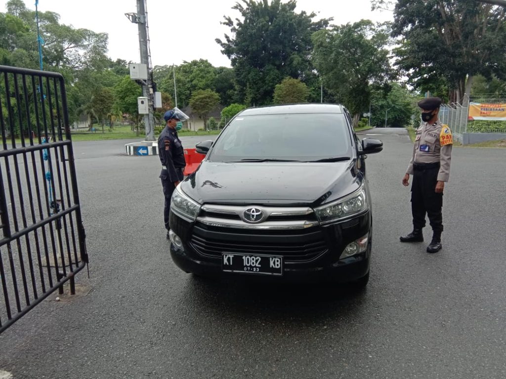 Ditpamobvit Polda Kaltim Berikan Pengamanan dan Monitoring Protokol Kesehatan di Kawasan PT. Pertamina RU-V di Balikpapan 9 3