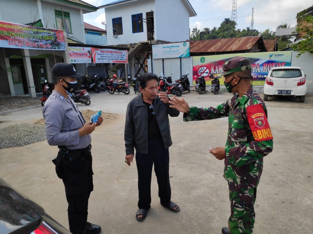 Bersinergi, Polres Kukar Bersama TNI Berikan Himbauan Kepada Masyarakat Terkait Protokol Kesehatan 9 4