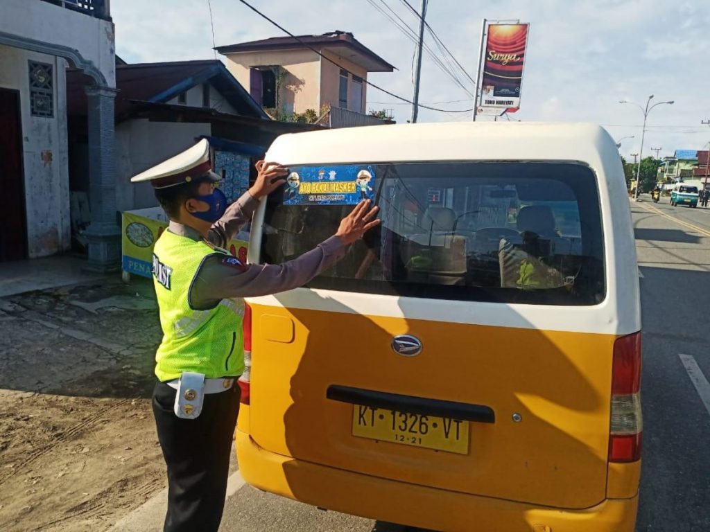 Kampanye Protokol Kesehatan, Polres PPU Pasangi Stiker Ayo Pakai Masker Pada Transportasi Umum IMG 20201001 WA0203 1170x878 1