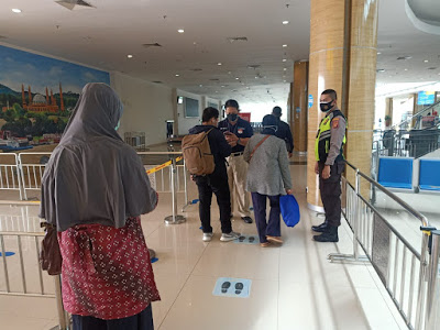 Polsek Sungai Pinang Awasi Langsung Penerapan Protokol Kesehatan di Bandara APT Pranoto Samarinda IMG 20201002 WA0050
