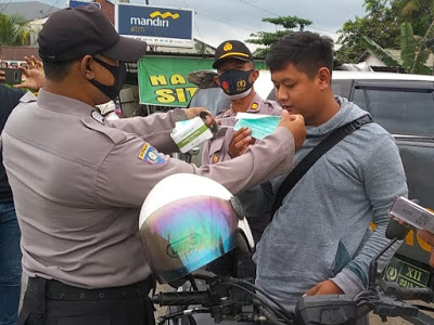 Bhabinkamtibmas Sempaja Barat Bagikan Masker dan Sampaikan Protokol Kesehatan Kepada Warga IMG 20201006 WA0041